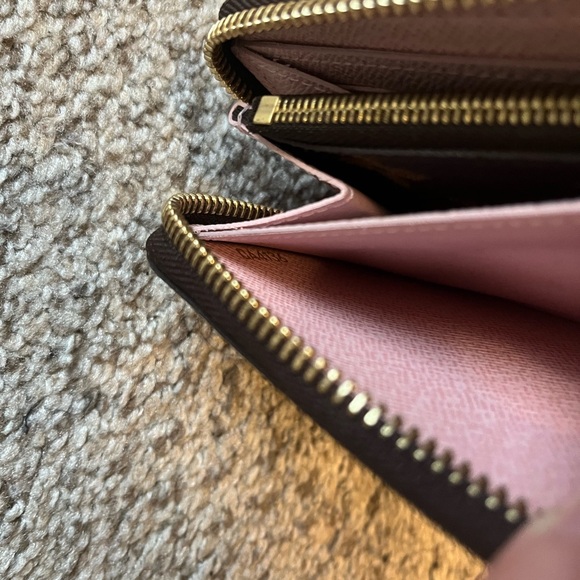 Authentic Louis Vuitton clemence wallet monogram/ rose ballerine. - Picture 8 of 9